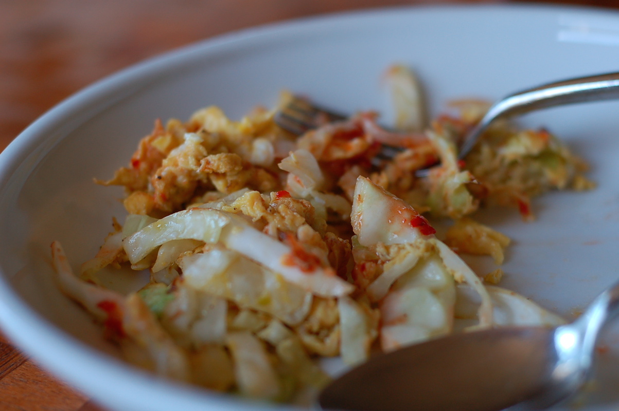 Peppy – and peppery – quick lunch (or dinner): Cabbage and eggs